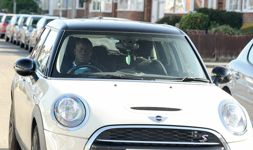N'Golo Kante drives a banged up old Mini Cooper